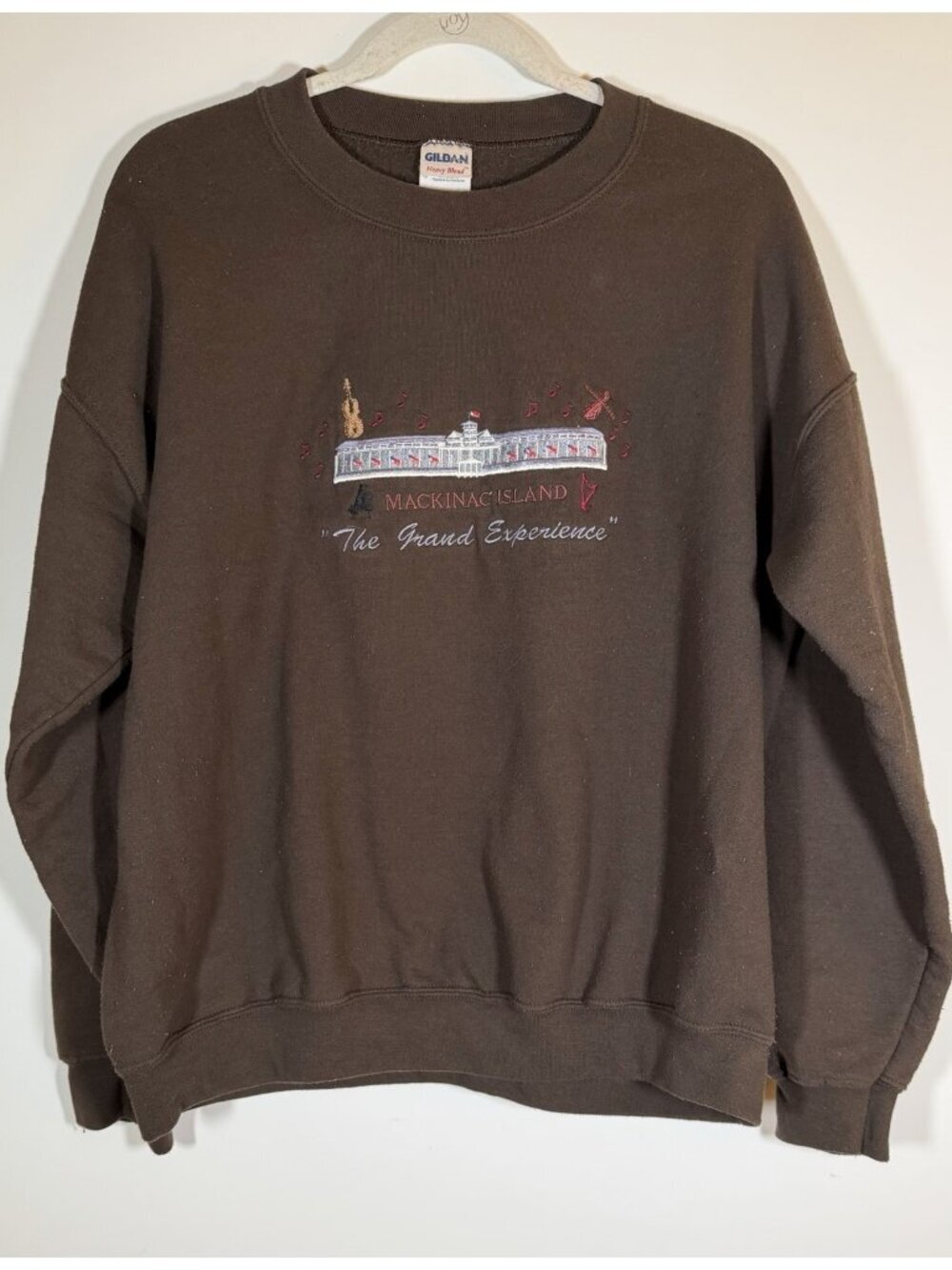 Vintage Gildan Y2K Mackinac Island Michigan embroidered brown sweatshirt L retro